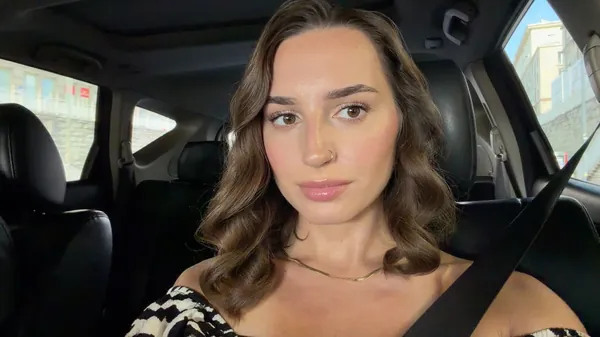 Makijaż wykonany przez LINAHKARO Beauty: selfie klientki w samochodzie, w świetle dziennym